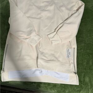 Chic Cream Sweatshirt with Zipper Details